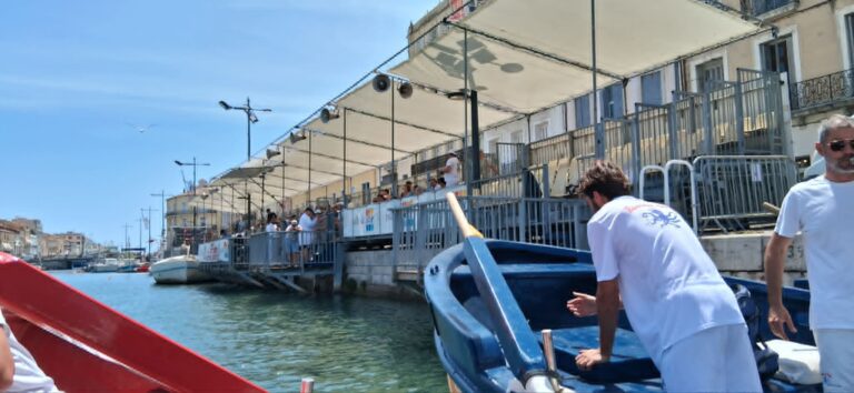 gradins bord du canal